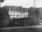 Skioptikonbild med motiv av bro över floden Donau i Donaueschingen.
Bilden har förvarats i kartong märkt: Resan 1908. Donaueschingen 3. Hornberg 4.