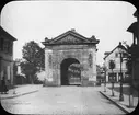 Skioptikonbild med motiv av Wormser Tor, port till staden Frankenthal.
Bilden har förvarats i kartong märkt: Resan 1908. Heidelberg 5. Frankenthal 2.