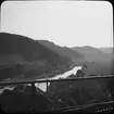 Skioptikonbild med motiv av floden Neckar, sedd från Shcloss Hohentübingen.
Bilden har förvarats i kartong märkt: Resan 1908. Tübingen 3. Horb.. Text på bild: 