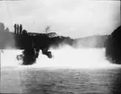 Skioptikonbild med motiv av vattenfallen Rheinfall.
Bilden har förvarats i kartong märkt: Resan 1908. Schoffhausen 7. Rheinfall  4. Text på bild: 