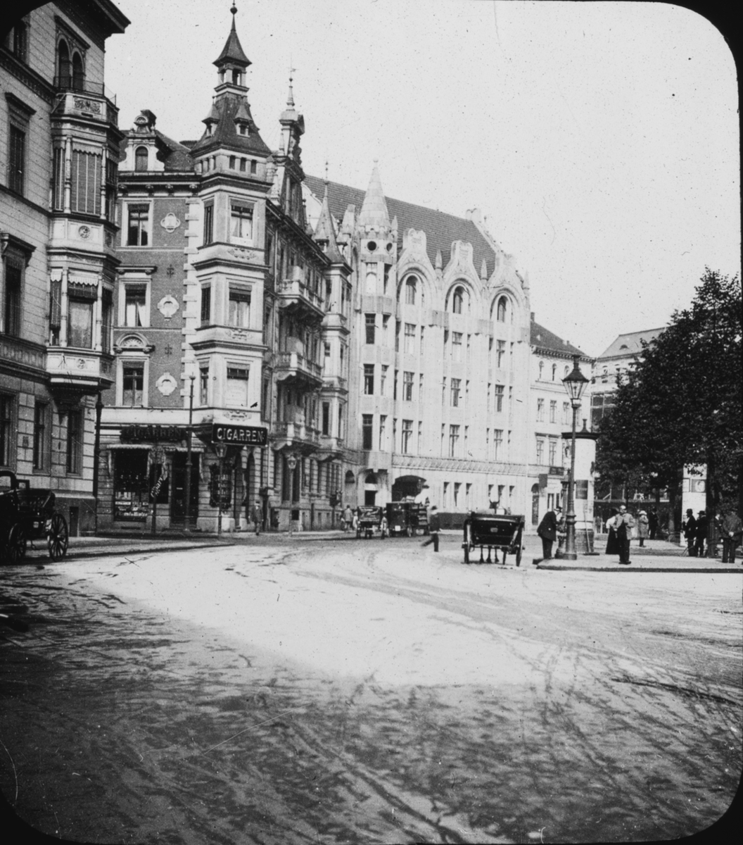Skioptikonbild med motiv från Berlin. Askanischer Platz vid Anhalter Bahnhof.
Bilden har förvarats i kartong märkt: Höstresan 1907. Berlin 5. Frankfurt 2. No 4. Text på bild: "Anhalter plats".