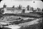 Skioptikonbild med motiv av medeltidsstaden Carcassonne.
Bilden har förvarats i kartong märkt: Höstresan 1907. Carcassonne 6. No 15.