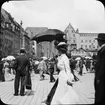 Skioptikonbild med motiv av folkvimmel på torget i Nürnberg.
Bilden har förvarats i kartong märkt: Nürnberg 1901. V.