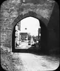 Skioptikonbild med motiv av port i stadsmuren i Rothenburg.
Bilden har förvarats i kartong märkt: Rothenburg VI. 1901. 5. Text på bild: 