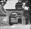 Skioptikonbild med motiv av passage, port i stadsmuren, Rothenburg.
Bilden har förvarats i kartong märkt: Rothenburg I. 1901.