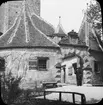 Skioptikonbild med motiv av passage, port i stadsmuren, Rothenburg.
Bilden har förvarats i kartong märkt: Rothenburg I. 1901.