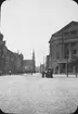 Skioptikonbild med motiv av Boleslaw Bierut Platz med Maxim Gorki Theater, Magdeburg.
Bilden har förvarats i kartong märkt: Resan 1902. 11.Quedlingburg 3. Magdeburg 5.