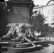 Skioptikonbild med motiv av monument över Emanuel von Geibel, Lübeck.
Bilden har förvarats i kartong märkt: Lybeck 1901. 8