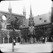 Skioptikonbild med motiv av fontän framför rådhuset i Lübeck.
Bilden har förvarats i kartong märkt: Lybeck 1901. 8.