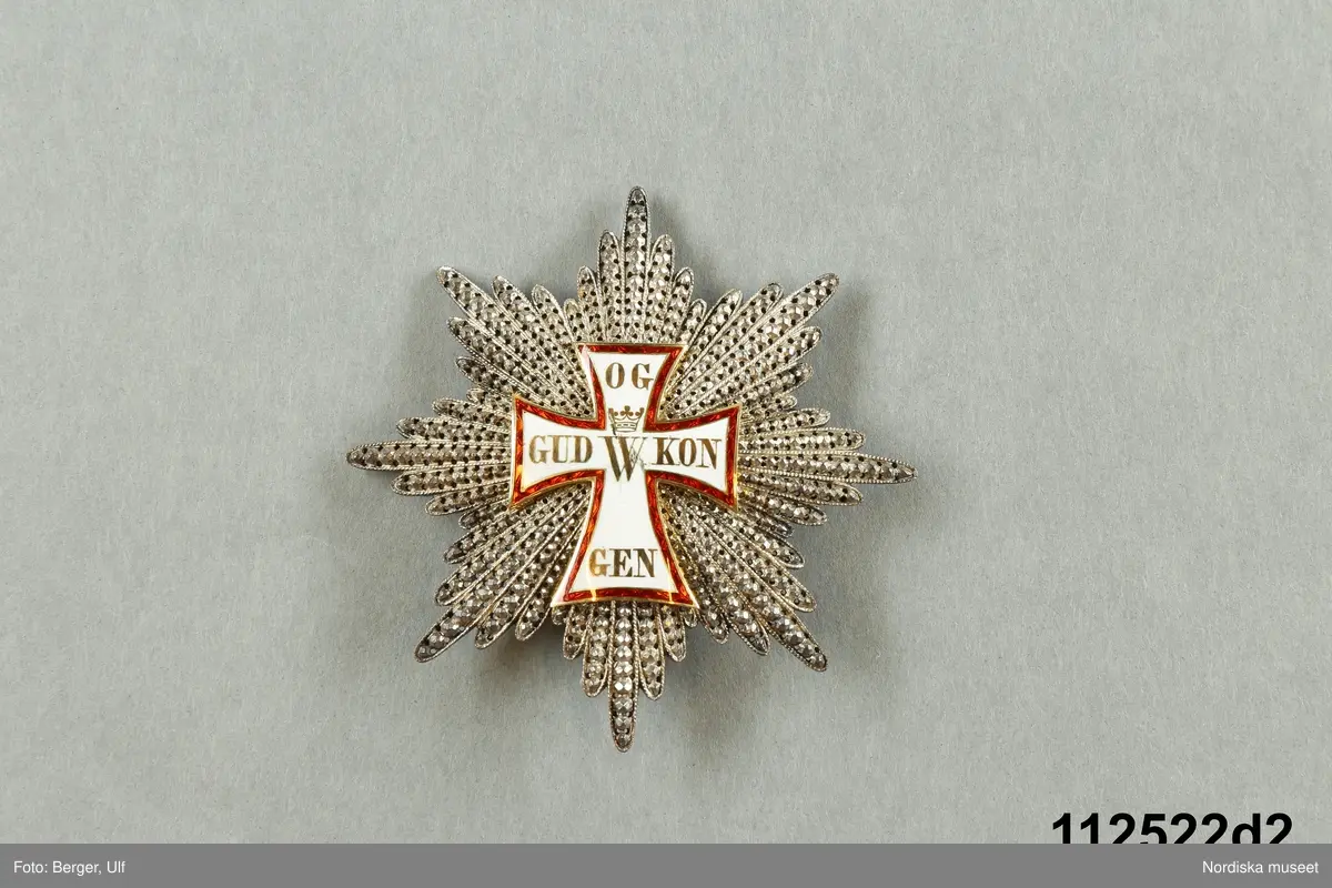 Huvudliggaren:
"a-h Ordenstecken, en samling som tillhört generalen Johan August Hazelius, 
a:1-3) Nordstjärneordens kors och kraschan i etui,
b:1-2) Svärdsordens kors och kraschan,
c:1-3) S:t Olafsordens kors och kraschan i etui,
d:1-3) Dannebrogsordens kors och kraschan i etui,
e) Hederslegionen,
f:1-2) Isabellaorden,
g:1-2) Österr. Järnkronorden,
h:1-2) Medalj i brons, 
10 visitkort.
Gåva enl. test.förordn. [från] fil. dr. A. Hazelius, Stockholm."