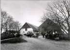 Gudhems Kungsgård under Sigge Stenbecks förvaltarskap. Bilden visar ett arbetslag vid ladugårdsbyggnaderna omkring 1900, då Sigge Stenbeck var förvaltare, en son till godsägaren John Stenbeck.