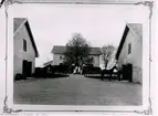 Gudhems Kungsgård i början av 1900-talet. Kusken hette Lång. Sigge och Alfrida Stenbeck med dotter Britta i vagnen. Damen vid hunden torde vara Sandra Karlsson.