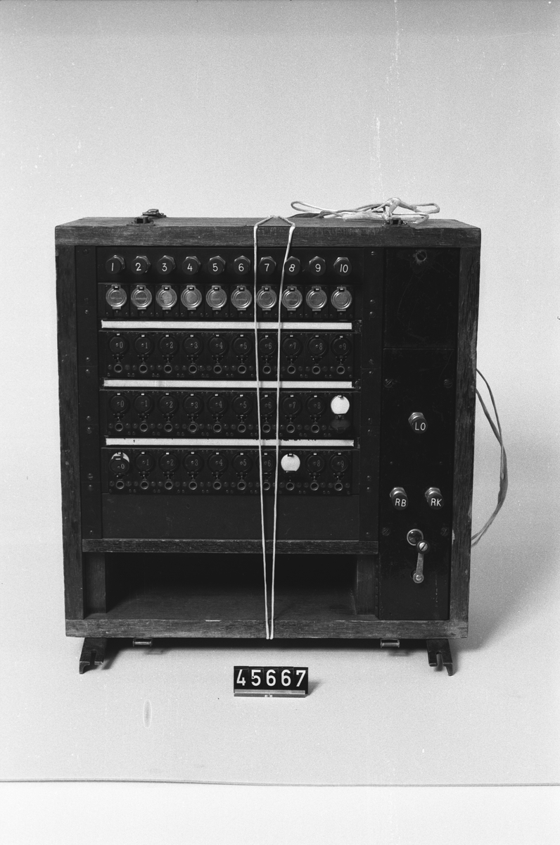 Telefonväxel för fältbruk, 30 DL typ M/39. För anslutning av 30 abonnenter av LB-typ. Snören med lod i ett separat expeditionsbord.