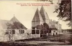 Falköping. Entrén till Industriutställningen 1910. Egentligen var det fråga om två arrangemang: dels en industriutställning, dels ett lantbruksmöte. Industriutställningen var förlagd till området  närmast norr om nuvarande Centralskolan. På bilden ser vi entrén till utställningen med folkskolebyggnaden (från 1903) i bakgrunden. Till utställningen lät stadsfullmäktige utge en bok.