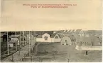 Parti av Industriutställningen. På bilden ses entrén (från öster) och träden i bakgrunden är allén längs järnvägsgatan eller nuvarande S:t Olofsgatan. l utställningen med folkskolebyggnaden (från 1903) i bakgrunden.