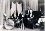 Dansband. Singing Players, hotell Royal i Hjo. Trummor Bertil Börjesson, piano Gösta Alexandersson, fiol Gösta Olsson, sax. Johannes Andersson.