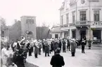 Mössebergs musikkår vid Settergrens hörna, Danska vägen, 1947. Ledare: Arvid Pompeijus. Känner igen i första raden Stig Johansson klarinett, Olle Karlsson flöjt, J.W. Gustavsson basun, Gösta Johansson trumpet. Vidare Oskar Nilsson basun, Lennart Lind saxofon, Arnold Ewertz bastuba, Lennart Gustavsson klarinett, Ingvar Andersson (Arrestig) trumpet. Tydligen ett tillfälle då vi etablerat samarbete med Frälsningsarmén, som då var en mycket aktiv församling.