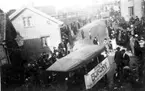 Karneval omkring 1925. Storgatan, karnevalståg från Hästbacken. Till höger spannmålshandlare Gustavssons. Till vänster repslagare Johanssons på Hästbacken 4.