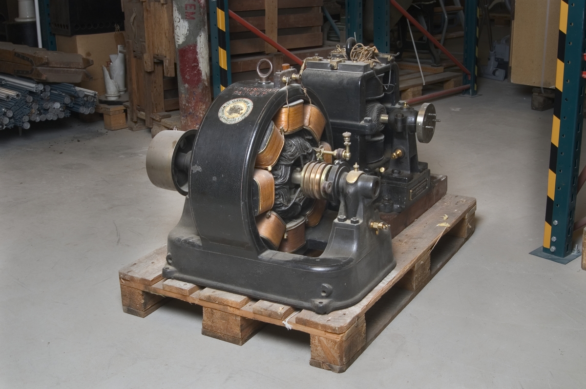 Trefas generator. Skylt: "3 Fasgenerator No 3071 Typ VQ Wenströms Patent 60/105 volt 21 amp. 5 hkr 900 Hvarf 60 per." Ingjutet: "Typ VQ No 3071 Patent" och "Allmänna Svenska Elektriska Aktiebolaget, Vesterås". Komplett. Fordrar 5 hk.