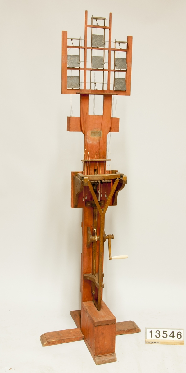 Abraham Niclas Edelcrantz was inspired by the semaphore telegraph that Claude Chappe (1763-1805) had invented in 1792. Edelcrantz achieved a faster and more accurate telegraph that he presented to King Gustav IV on his birthday on November 1, 1794 by sending a message from Stockholm to Drottningholm.
The telegraph consists of slots that are grouped in columns of three. The shutters have a value per row: 1, 2 and 4 respectively. The numbers 111 - 777 can thus be created. Using a tenth shutter doubles the number of characters to 1024. The system also included a set of codebooks used to interpret the numbers being transmitted. There was usually about 10 kilometers between the stations and the signs were read with spotting scopes.