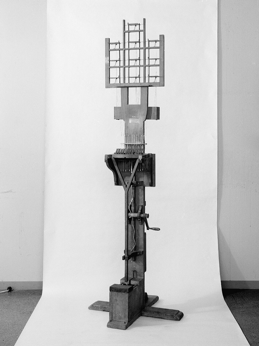 Abraham Niclas Edelcrantz was inspired by the semaphore telegraph that Claude Chappe (1763-1805) had invented in 1792. Edelcrantz achieved a faster and more accurate telegraph that he presented to King Gustav IV on his birthday on November 1, 1794 by sending a message from Stockholm to Drottningholm.
The telegraph consists of slots that are grouped in columns of three. The shutters have a value per row: 1, 2 and 4 respectively. The numbers 111 - 777 can thus be created. Using a tenth shutter doubles the number of characters to 1024. The system also included a set of codebooks used to interpret the numbers being transmitted. There was usually about 10 kilometers between the stations and the signs were read with spotting scopes.