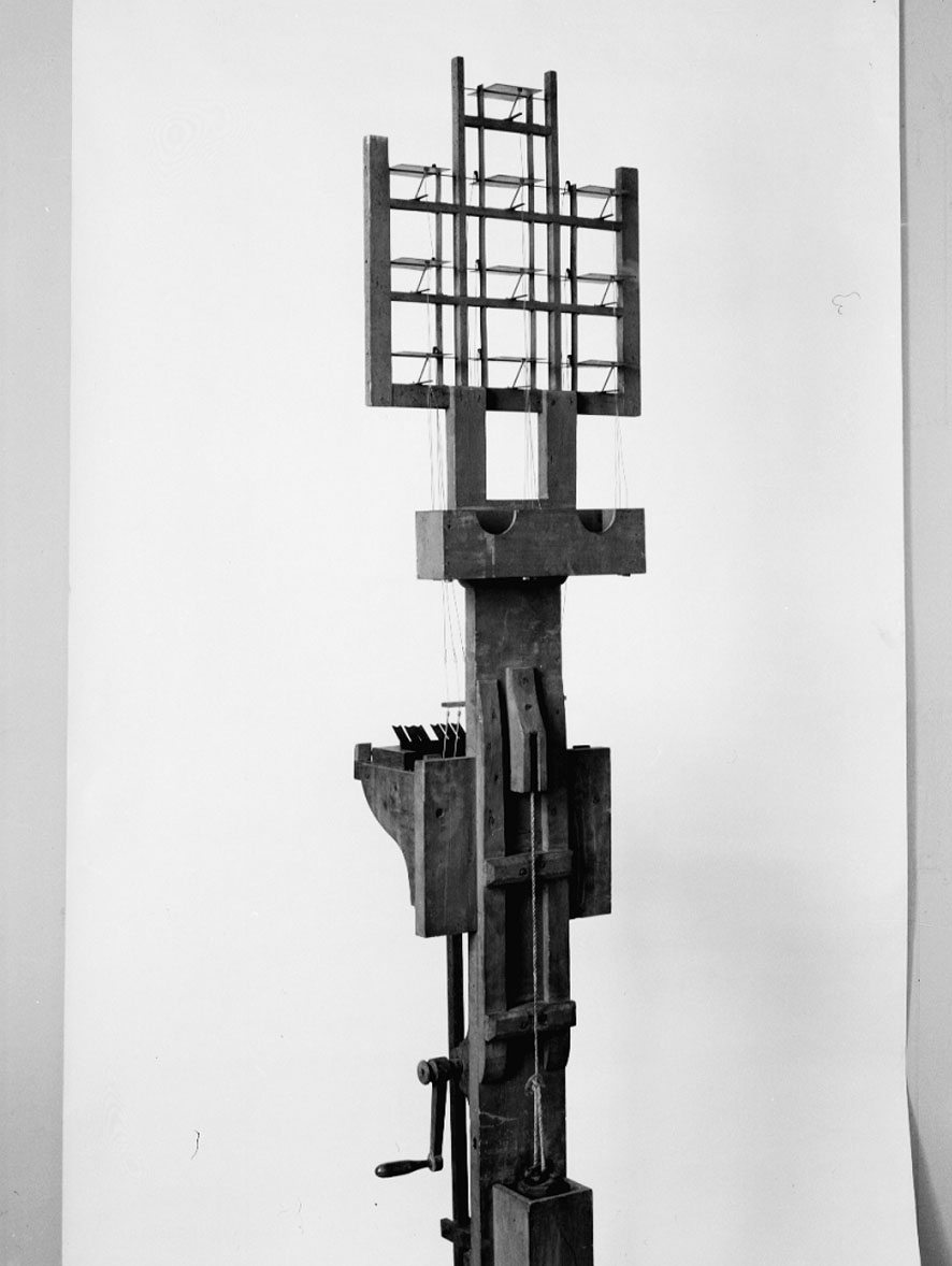 Abraham Niclas Edelcrantz was inspired by the semaphore telegraph that Claude Chappe (1763-1805) had invented in 1792. Edelcrantz achieved a faster and more accurate telegraph that he presented to King Gustav IV on his birthday on November 1, 1794 by sending a message from Stockholm to Drottningholm.
The telegraph consists of slots that are grouped in columns of three. The shutters have a value per row: 1, 2 and 4 respectively. The numbers 111 - 777 can thus be created. Using a tenth shutter doubles the number of characters to 1024. The system also included a set of codebooks used to interpret the numbers being transmitted. There was usually about 10 kilometers between the stations and the signs were read with spotting scopes.