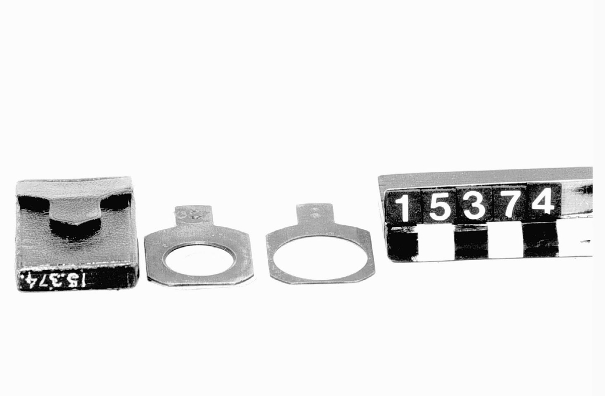 Utrustning för fotogrammetri som tillhört ingenjör R. S. Enblom, Djursholm. Den var avsedd för uppmätning av enskilda byggnader och större byggnadskomplex. Objektivet kommer från det engelska företaget Perken, Son & Rayment i London och är av typen Rapid Rectilinear med 1:8 som största bländare. Till objektivet hör lock samt sex insticksbländare i läderfodral. Negativformatet är 9x12 cm och kameran har inbyggda vattenpass. Ingenjör Engblom har förbättrat utrustningen med bl.a. påmonterade mätskalor. I utrustningen ingår även dubbelkassetter 13x18 cm och en handhållen kompass med diopter. 
Tillbehör: Kamera, kompass med diopter (i fodral), 6 st. insticksbländare (i fodral), 2 st. stödhakar, foto och 2 st. ritningar för demonstration, objektic (Perkenson-Rayment Hatton Garden rapid rectilinear 7 x 5) med lock, visirskiva, pappask samt dubbelkassett 13 x 18 cm, väska.