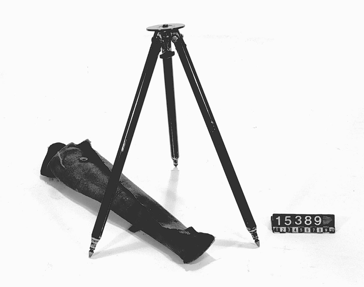 Klappkamera med ridåslutare, för plåtar 9 x 12 cm. Kassettens mått: 60 x 110 x 175,  vikt: 0,5 kg. Med stativ, kassetter och väska.
Tillbehör: Kamera, 3 st. dubbelkassetter, plåtväxelkassett med 12 st. plåthållare, rullfilmskassett, rörstativ av aluminium, väska, stativ samt fodral till stativet.