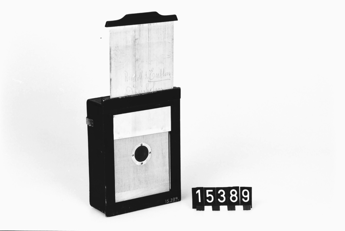 Klappkamera med ridåslutare, för plåtar 9 x 12 cm. Kassettens mått: 60 x 110 x 175,  vikt: 0,5 kg. Med stativ, kassetter och väska.
Tillbehör: Kamera, 3 st. dubbelkassetter, plåtväxelkassett med 12 st. plåthållare, rullfilmskassett, rörstativ av aluminium, väska, stativ samt fodral till stativet.