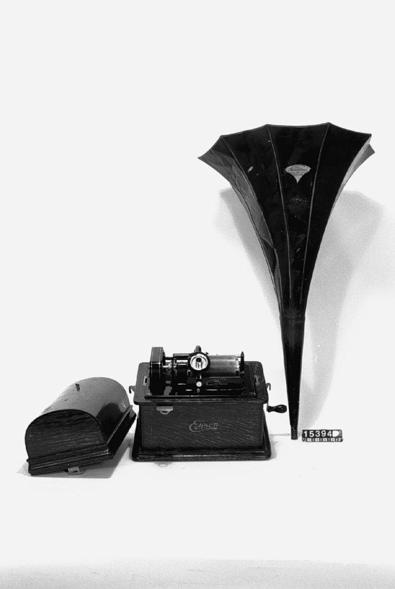 Fonograf enligt Edison. Trattens längd: 790, diameter: 465 mm. Består av: apparat, stor tratt, ljuddosa (Edison Model D, i reserv) samt fotlager för arm till tratten och liten borste. Hållare till tratten saknas. Serial nr. 645604 Model D. Ljuddosa 42772 60 (saknas). Extra ljuddosa Mod H nr A323498.