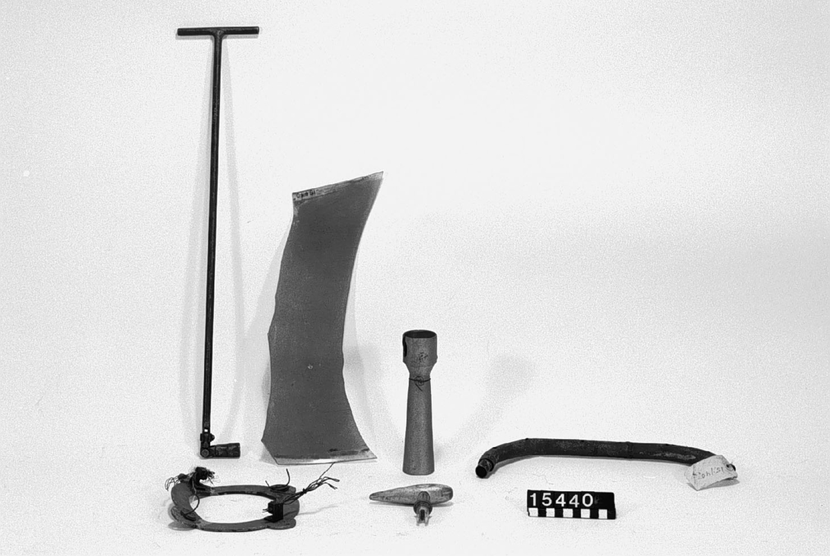 Planet är av typen monoplan och har en stomme av stål klädd med dural-aluminium. Vingarna är självbärande och ostagade. Det har plats för två besättningsmän med förare och färdmekaniker i öppen sittbrunn och fyra passagerare i skinnklädda fåtöljer under tak. Planets tillverkningsnummer är J.13,715.  Framdrivningen sker med Junkers bensinmotor av typ L5 med tvåbladig träpropeller. Motorn är en sexcylindrig vattenkyld radmotor som har effekten 315 hk vid 1 400 varv/min. Planets högsta fart är 170 km/tim och lastförmåga med passagerare 2,1 ton.

Tillbehör: Obegagnad 20 sept. 1934 resedagbok (se arkivet 206 d6) samt verktyg i läderfodral.