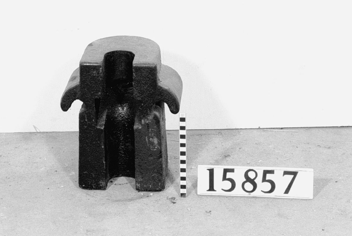 Bergborrmaskin för tryckluft, med stativ med vikter.
Tillbehör: Lösa delar: maskin, stativ och 2 vikter. (ant. vikter saknas).