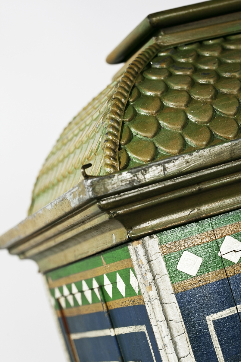 Fotoautomat "Bosco" för tillverkning av ferrotypier. Penningautomat för självfotografering.  Den fungerade på så sätt att det ljuskänsliga skiktet placerats i en profilerad plåtbricka som på samma gång var framkallningsskål och sedan ram för fotografiet. I automaten exponerades bilden i lodrätt läge och framkallades sedan med vätskor som portionerades ur behållare. Efter tre minuter var ferrotypen klar och matades ut ur apparaten. Den behövde torka ytterligare och fick enligt anvisningarna inte utsättas för starkt ljus förrän den var torr. Bilden mätte 60x83 mm och levererades i ett etui av papper. Plåtbrickan hade påtryck av reklam och information på baksida och kanter.
Tillbehör: Sockel med 2 st. metallådor för plåtar, 10 st. plåtar ("W.H.C Bernitt Original Bosco Platte Hamburg 23 ...), överdel med kamera, mekanism, mekanism för framkallning m.m. nyckel till verket.