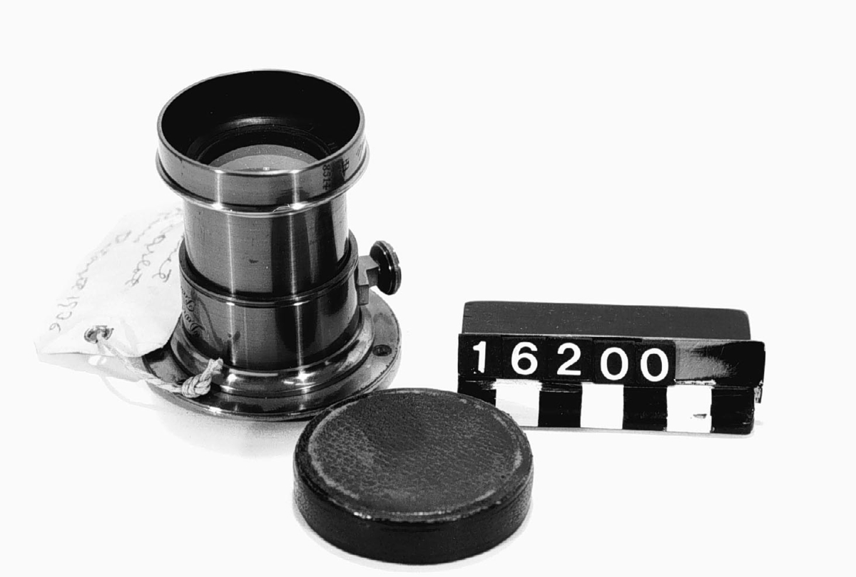 Hemisfäriskt (=halvklot) objektiv för kamera.
Tillbehör: 6 st. insticksbländare i fodral, objektivlock.