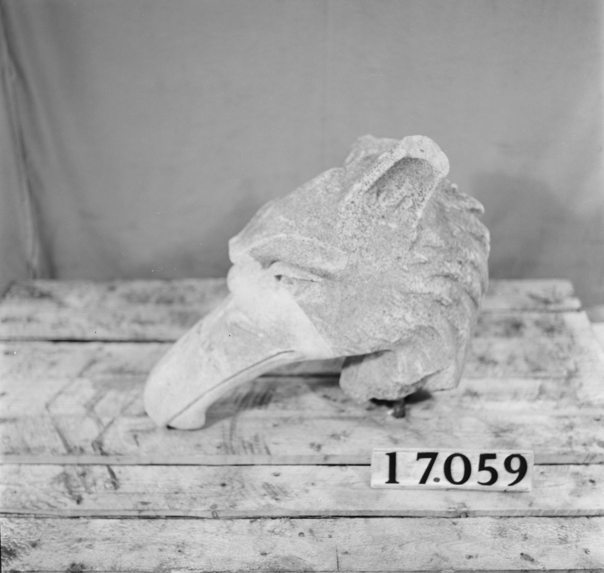 Fyra figurer av betong från den skulpturala utsmyckningen av Uppsala Domkyrka. Bl.a. slutstycke av takränna i form av groteskt djävulshuvud.