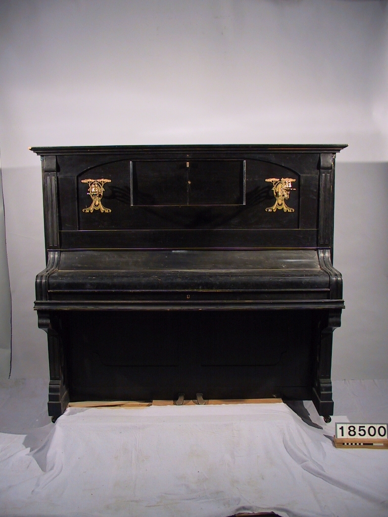 Elektriskt självspelande piano, "Melographpiano", för direkt inspelning och återgivning, jämte 5 s.t fonogramrullar. Motor: 220 v likström med inbyggd 12 v generator för elektromagneterna. Skylt: "Gleichstr. Type Fb N:r 14778 PS 1/6 Umdr. 1300 v 220 A..." Pådrag för max 1/4 hk.
Tillbehör: Lösa smådelar i en pappask från L.M.