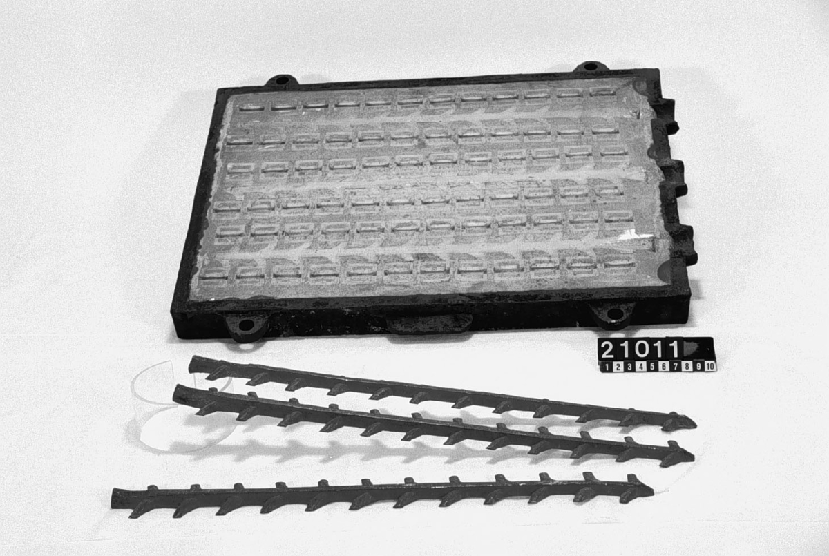 Gipsbrätt, jämte modeller för formning till ingöten och gjutgods, remsöljor.
Tillbehör: Lösa delar: gipsbrätt i ram av järn, 3 st. modeller av bly till ingöten samt 40 st. av bly för gjutgods, remsöljor.