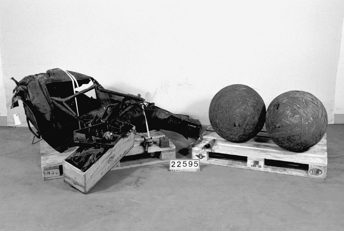 Tests of the bomb were underway in Peenemünde on the island of Usedom. Some of these, without explosives, accidentally ended up in southern Sweden in 1943. The wreckage was collected and carefully examined by military experts. V1 bombs were fired starting in June 1944 from launch pads in France and the Netherlands against cities in England. Many of the bombs were intended to hit London. 100-150 bombs per day were fired and in many cases hit residential buildings. The German name for the bomb was Vergeltungswaffe - weapon of retaliation.