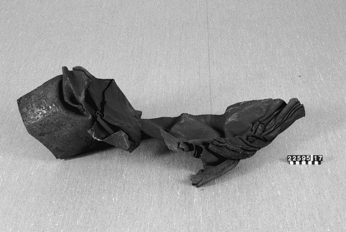 Tests of the bomb were underway in Peenemünde on the island of Usedom. Some of these, without explosives, accidentally ended up in southern Sweden in 1943. The wreckage was collected and carefully examined by military experts. V1 bombs were fired starting in June 1944 from launch pads in France and the Netherlands against cities in England. Many of the bombs were intended to hit London. 100-150 bombs per day were fired and in many cases hit residential buildings. The German name for the bomb was Vergeltungswaffe - weapon of retaliation.