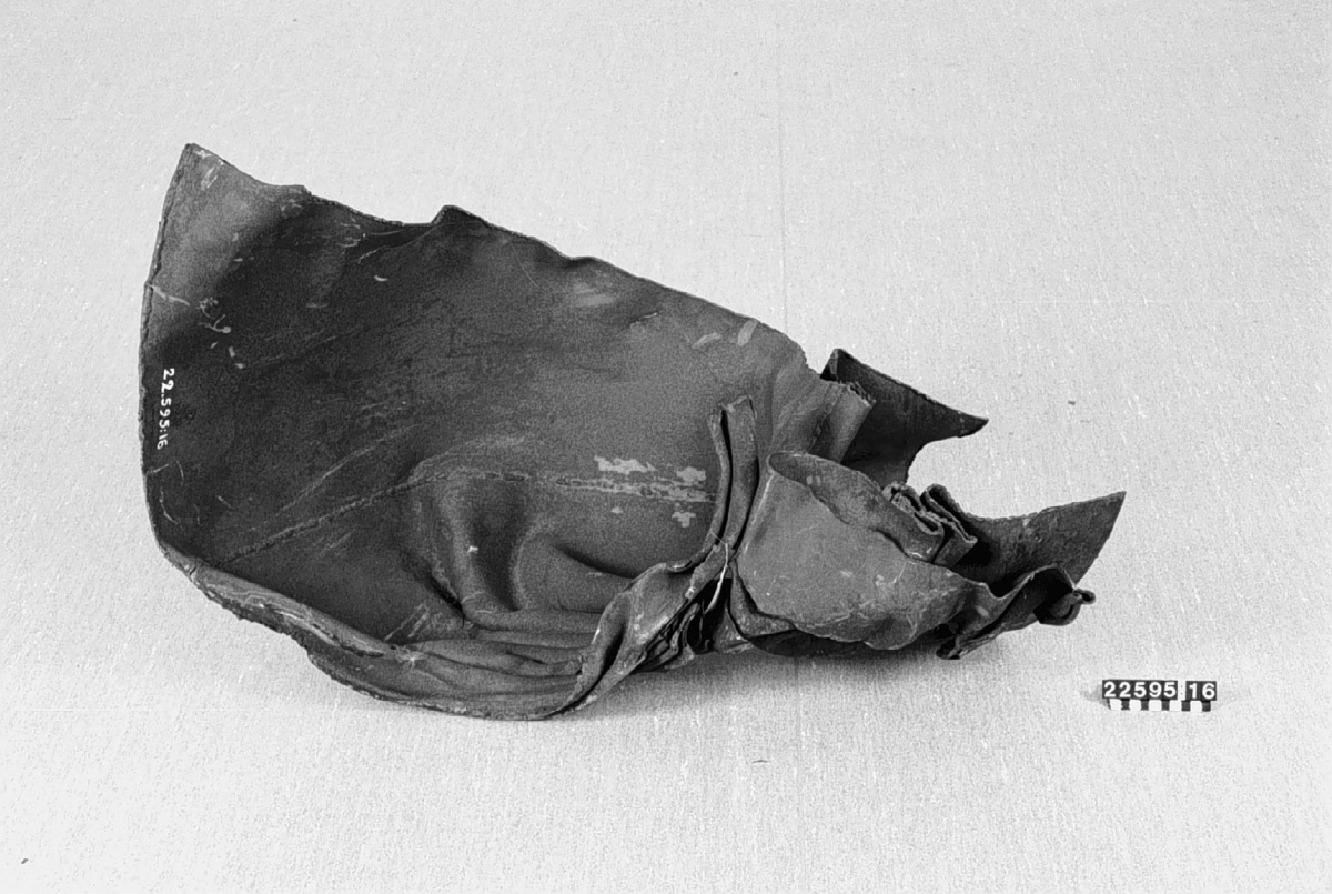 Tests of the bomb were underway in Peenemünde on the island of Usedom. Some of these, without explosives, accidentally ended up in southern Sweden in 1943. The wreckage was collected and carefully examined by military experts. V1 bombs were fired starting in June 1944 from launch pads in France and the Netherlands against cities in England. Many of the bombs were intended to hit London. 100-150 bombs per day were fired and in many cases hit residential buildings. The German name for the bomb was Vergeltungswaffe - weapon of retaliation.