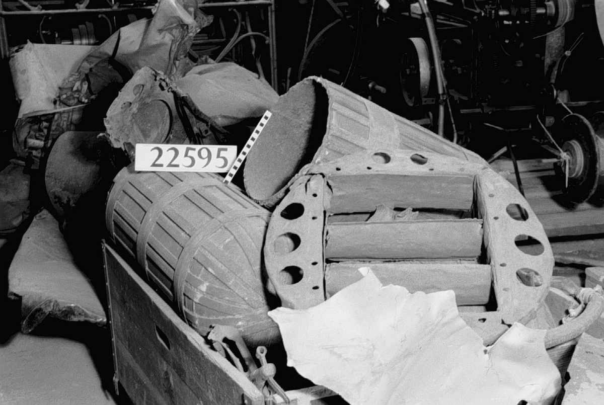 Tests of the bomb were underway in Peenemünde on the island of Usedom. Some of these, without explosives, accidentally ended up in southern Sweden in 1943. The wreckage was collected and carefully examined by military experts. V1 bombs were fired starting in June 1944 from launch pads in France and the Netherlands against cities in England. Many of the bombs were intended to hit London. 100-150 bombs per day were fired and in many cases hit residential buildings. The German name for the bomb was Vergeltungswaffe - weapon of retaliation.