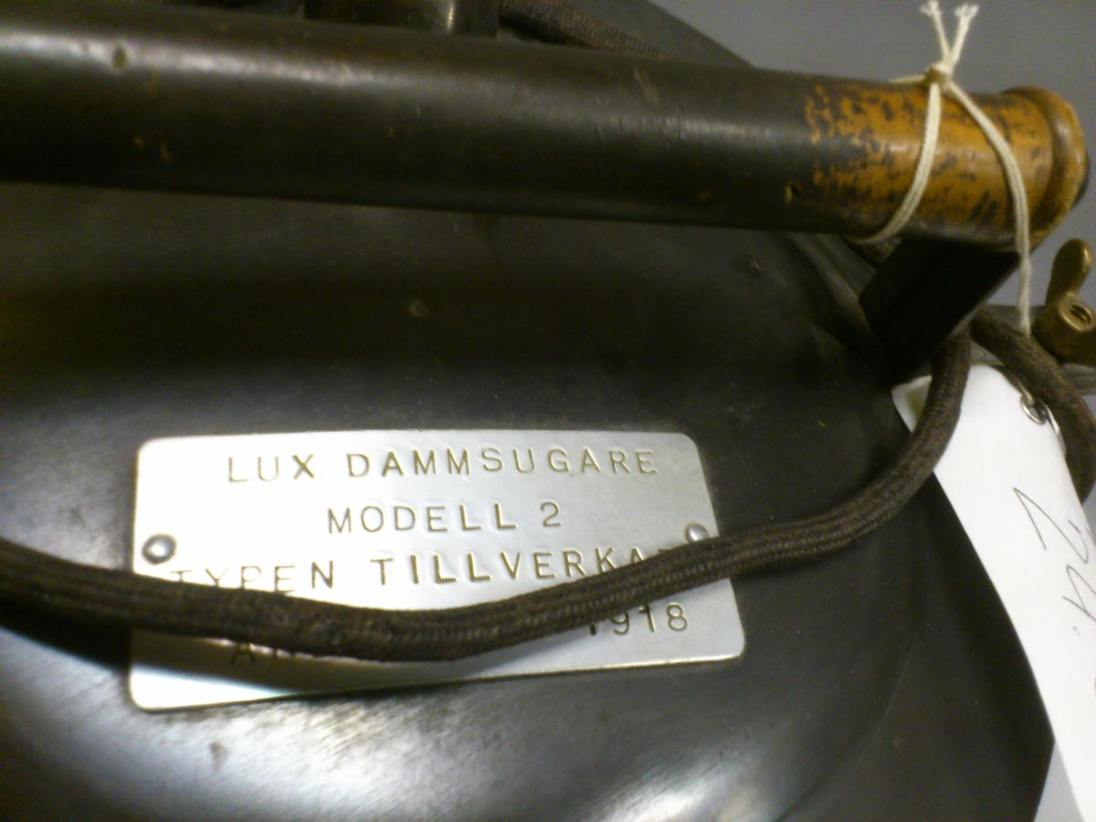 Elektrisk dammsugare.
Tillbehör: Sugslang, 2 st sugrör, 2 st munstycken, 2 st borstmunstycken.