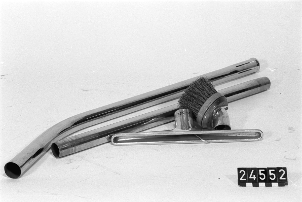 Elektrisk dammsugare.
Tillbehör: Sugslang, 2 st sugrör, 2 st munstycken, 2 st borstmunstycken.