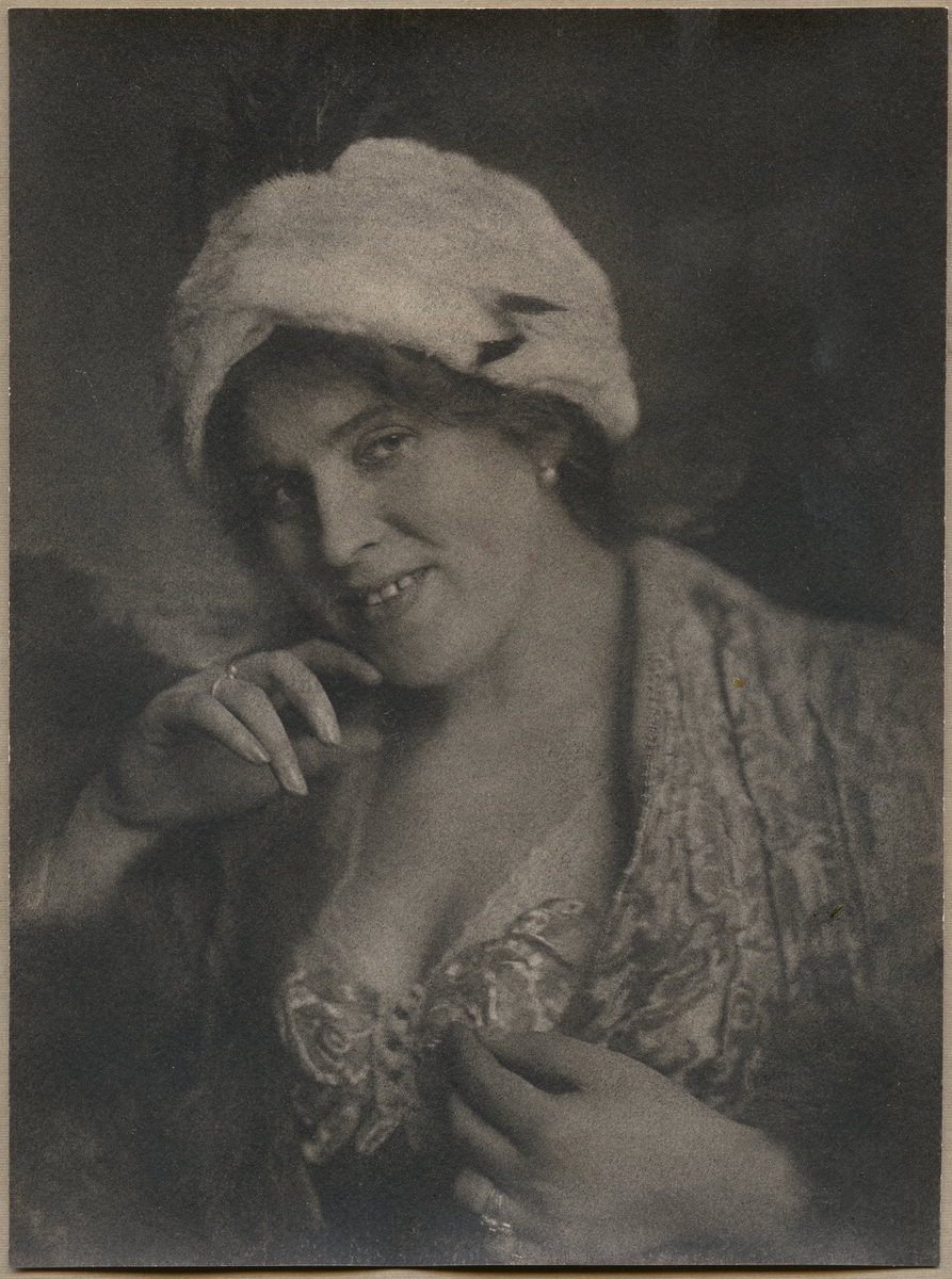 Utrustning för fotografiskt tryck, ädelförfarande. "Nicola Perscheids Bromoljelåda", för bromoljepigmenttryck.
Tillbehör: Specialframkallare i patron, bleklösning i flaska, hoppare av ståltråd (handtag saknas), vals, siccativ i flaska, musslin, bruksanvisning på svenska (utarbetad av fotografen H.B. Goodwin), energolframkallare i flaska, provtryck (damporträtt) av Nicola Perscheid), sidengrön tryckfärg i paket, rödlackerad plåtlåda för alla tillbehören.