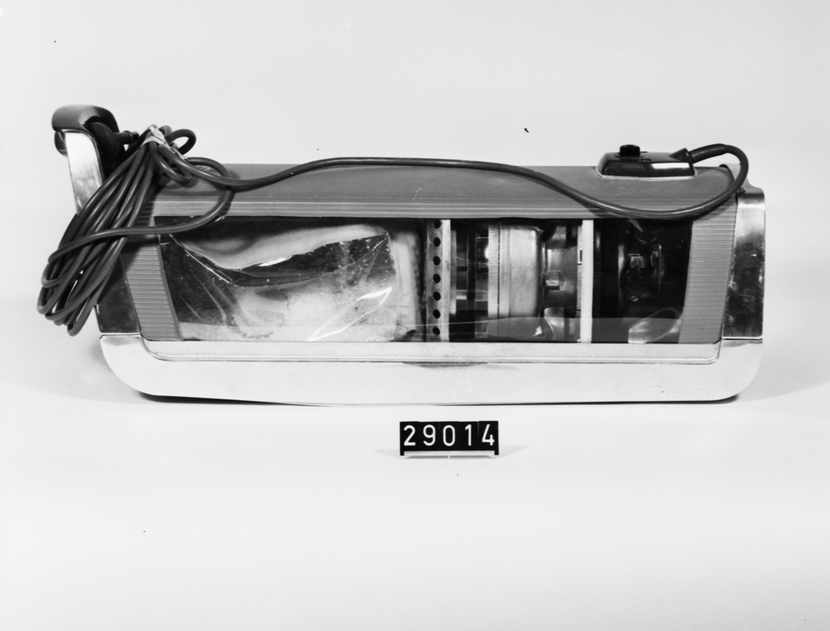 Elektrisk dammsugare, uppskuren demonstrationsapparat, 220 V, 400 W. Elsladd, 3 m lång. (TM29014:1) 
Tillbehör: TM29014:2 slang c:a 750 lång, 2 st rörbitar. TM29014:3 5st tillbehör i plast.