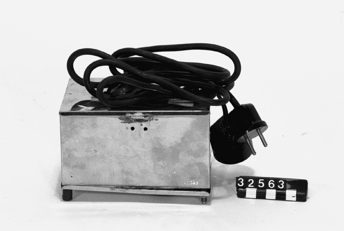 Apparaten är byggd i en pegamoidklädd trälåda med högtalaren placerad i ena kortsidan 100 W.
Tillbehör: En talmikrofon (Webster) , transformator  (110-220 V) med anslutningsledningar, en skarvledning, ett rör samt en kontakt.