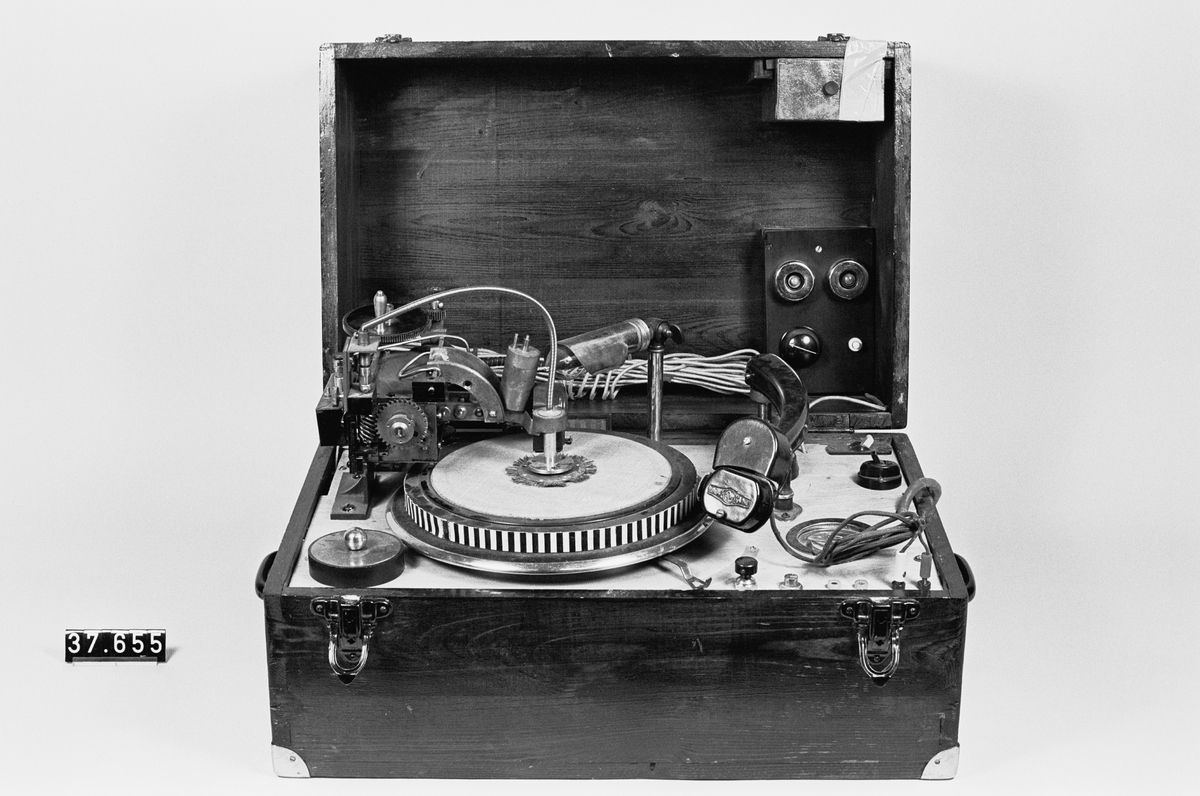 Inspelningsapparat för grammofonskivor. Hemgjord. 220 V. Graverpickup "Stu B". Radiopickup (för avspelning) "Loewe"
Tillbehör: Lackskivor och gravernålar (bl.a. Pegasus).