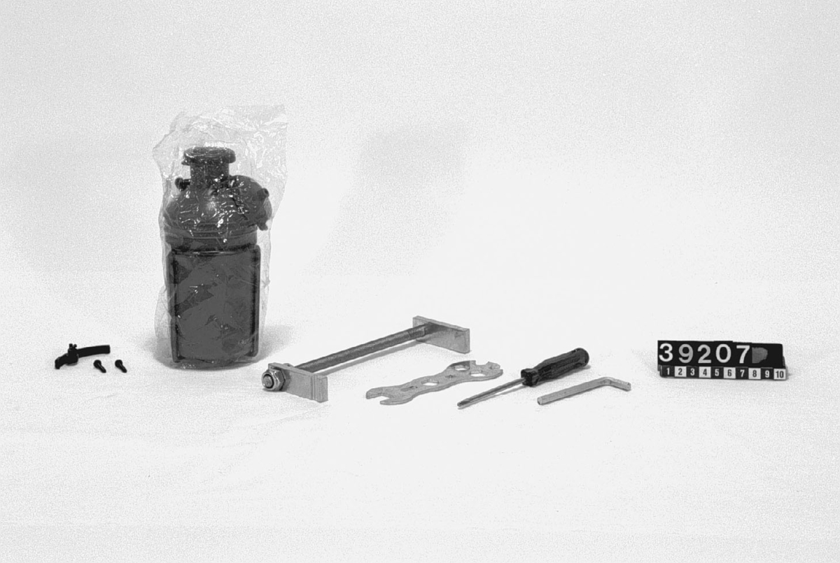 Treväxlad cykel, Iteras normalmodell. 

Ram, gaffel hjul och vevparti är tillverkade i kompositplast - här en kombination av termoplast och glasfiber. Hjul med åtta ekrar, också i kompositplast. Sadel i konstläder, däck och slangar av gummi.