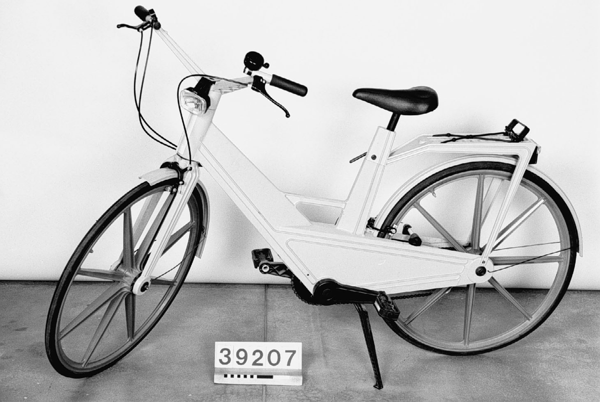 Treväxlad cykel, Iteras normalmodell. 

Ram, gaffel hjul och vevparti är tillverkade i kompositplast - här en kombination av termoplast och glasfiber. Hjul med åtta ekrar, också i kompositplast. Sadel i konstläder, däck och slangar av gummi.