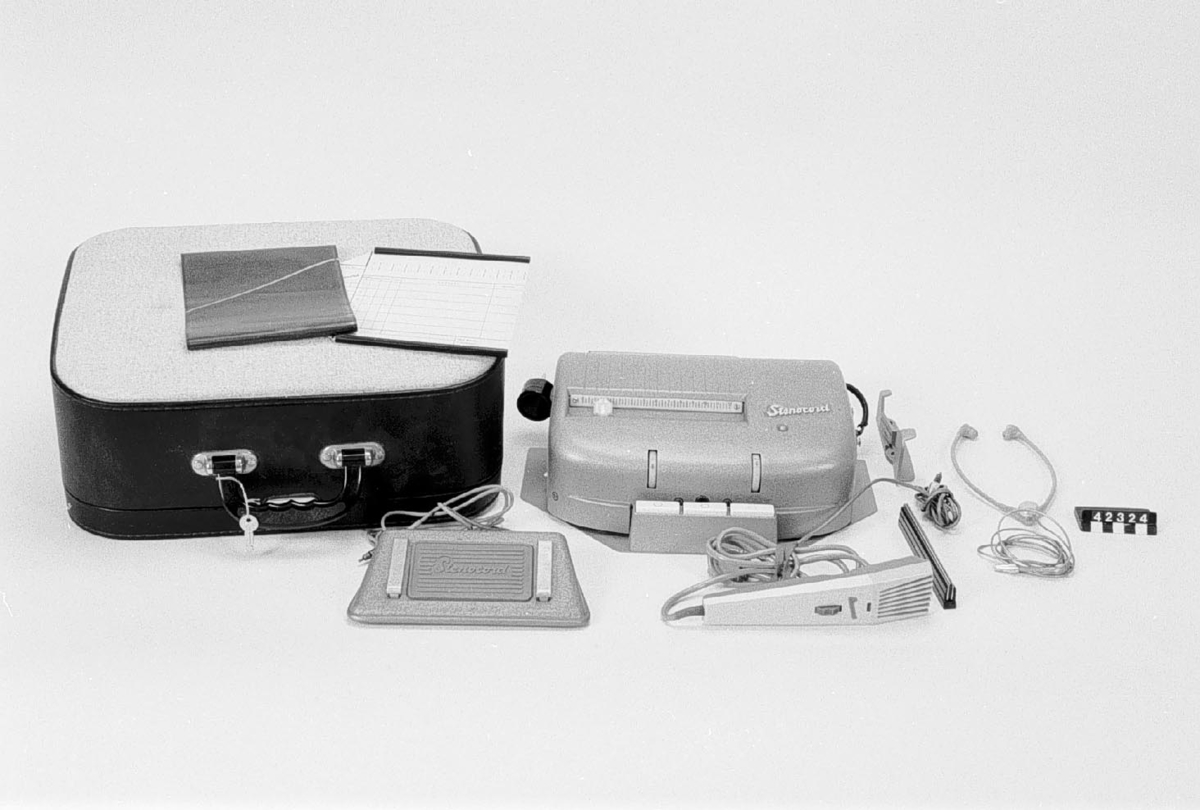 Diktafon för brett magnetiskt band, 15 cm.
Tillbehör: Väska, mikrofon, hörlurar, magnetband och fotmaövrerad strömbrytare samt stativ.